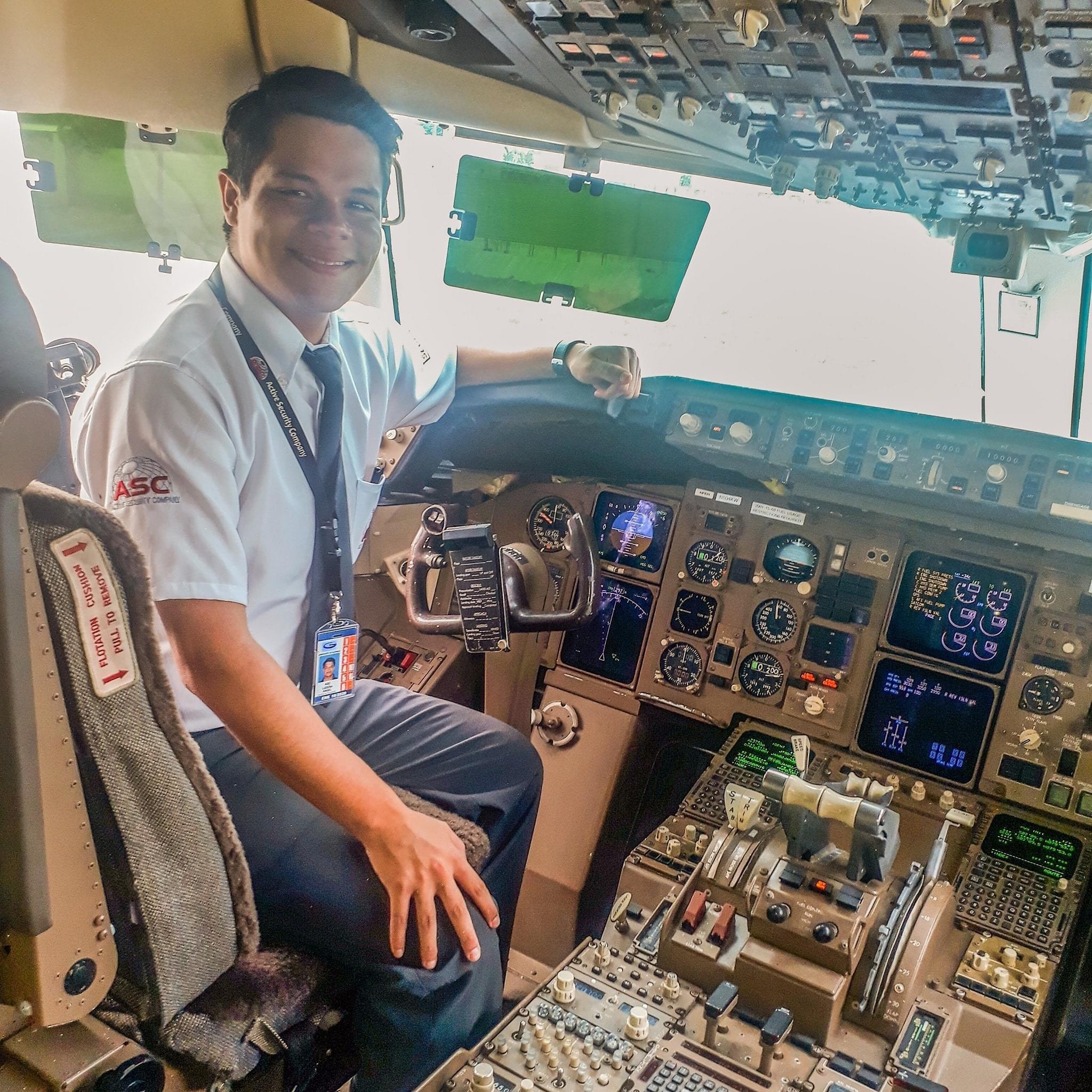 Angel en cabina de aeronave